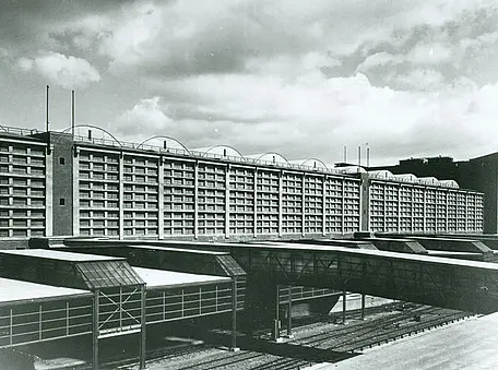 Die Großmarkthalle Frankfurt in schwarz-weiß.