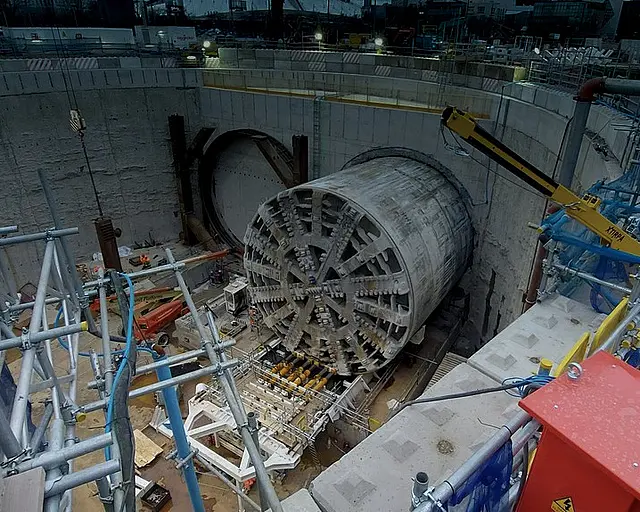 Schacht mit großer Tunnelbohrmaschine.