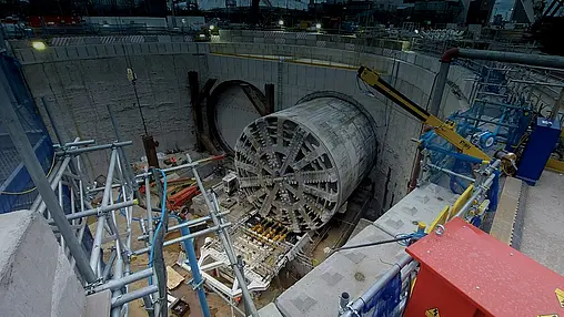 Schacht mit großer Tunnelbohrmaschine.