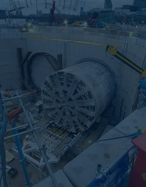 Eine Tunnelbohrmaschine ist durch eine Wand gebrochen.