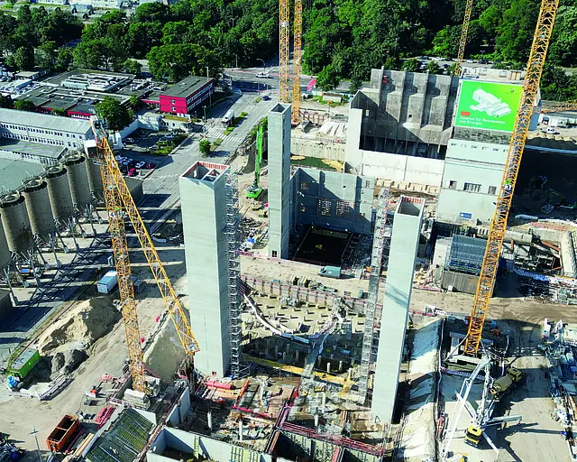Blick von oben auf die Baustelle ZRE in Hamburg, man sieht die Gleitbauabschnitte und Kräne