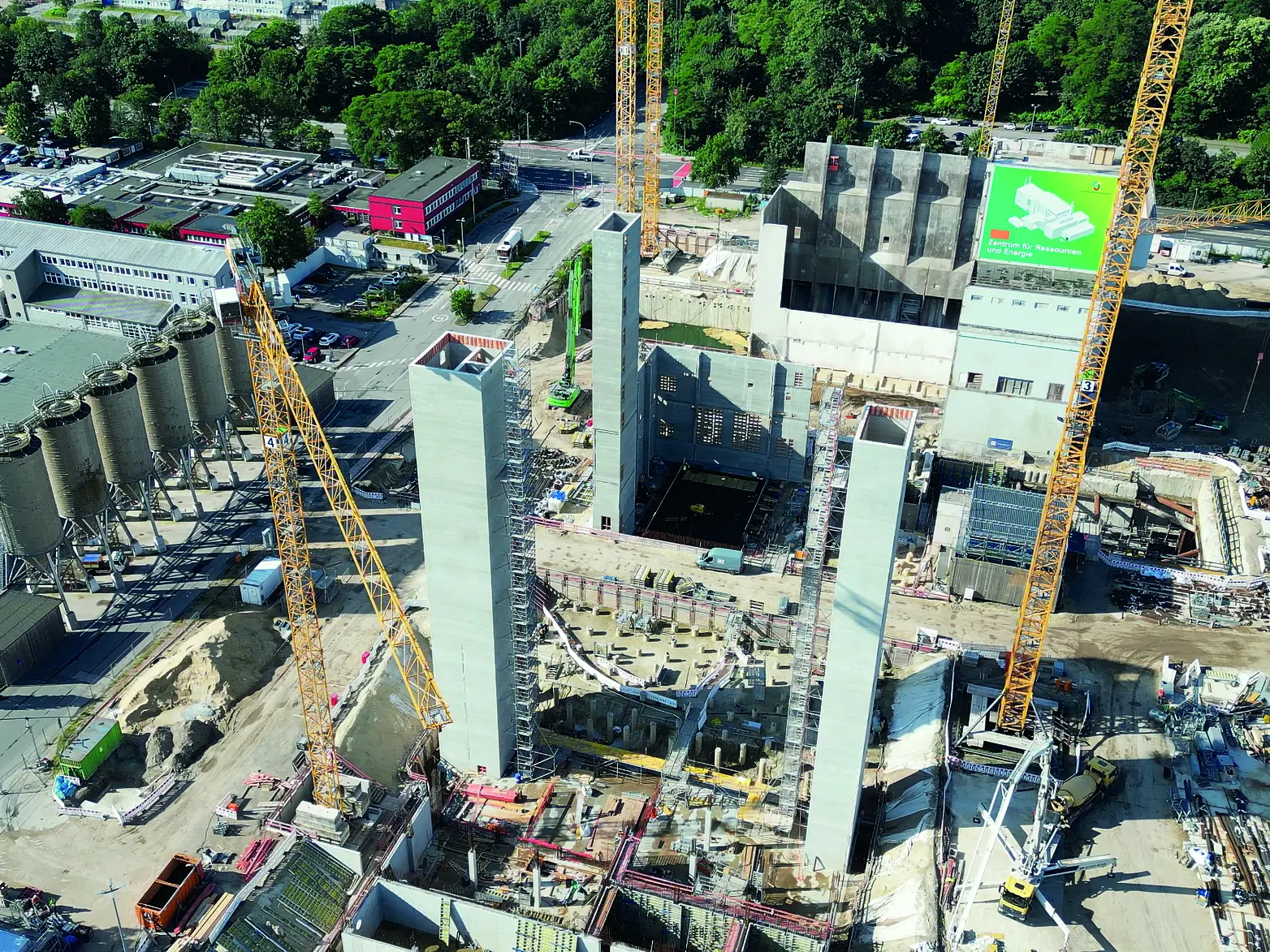 Blick von oben auf die Baustelle ZRE in Hamburg, man sieht die Gleitbauabschnitte und Kräne