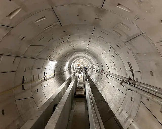 Ein Tunnel mit Grubenwasserkanal