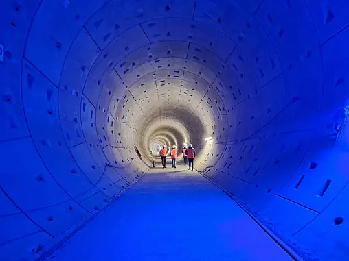 Das Innere eines Tunnels in blauem Licht.