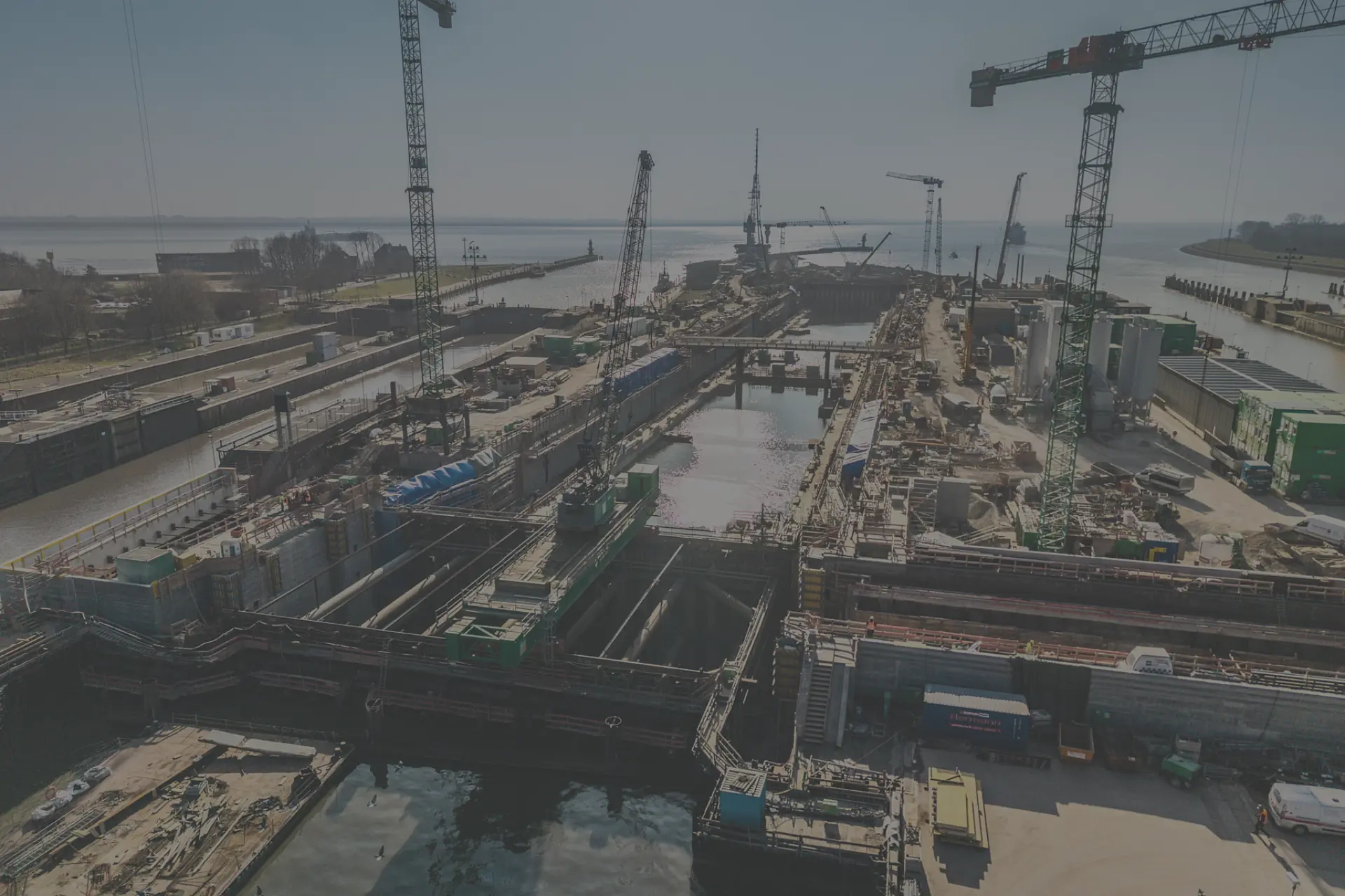 Eine Schleusenkammer-Baustelle im Wasser
