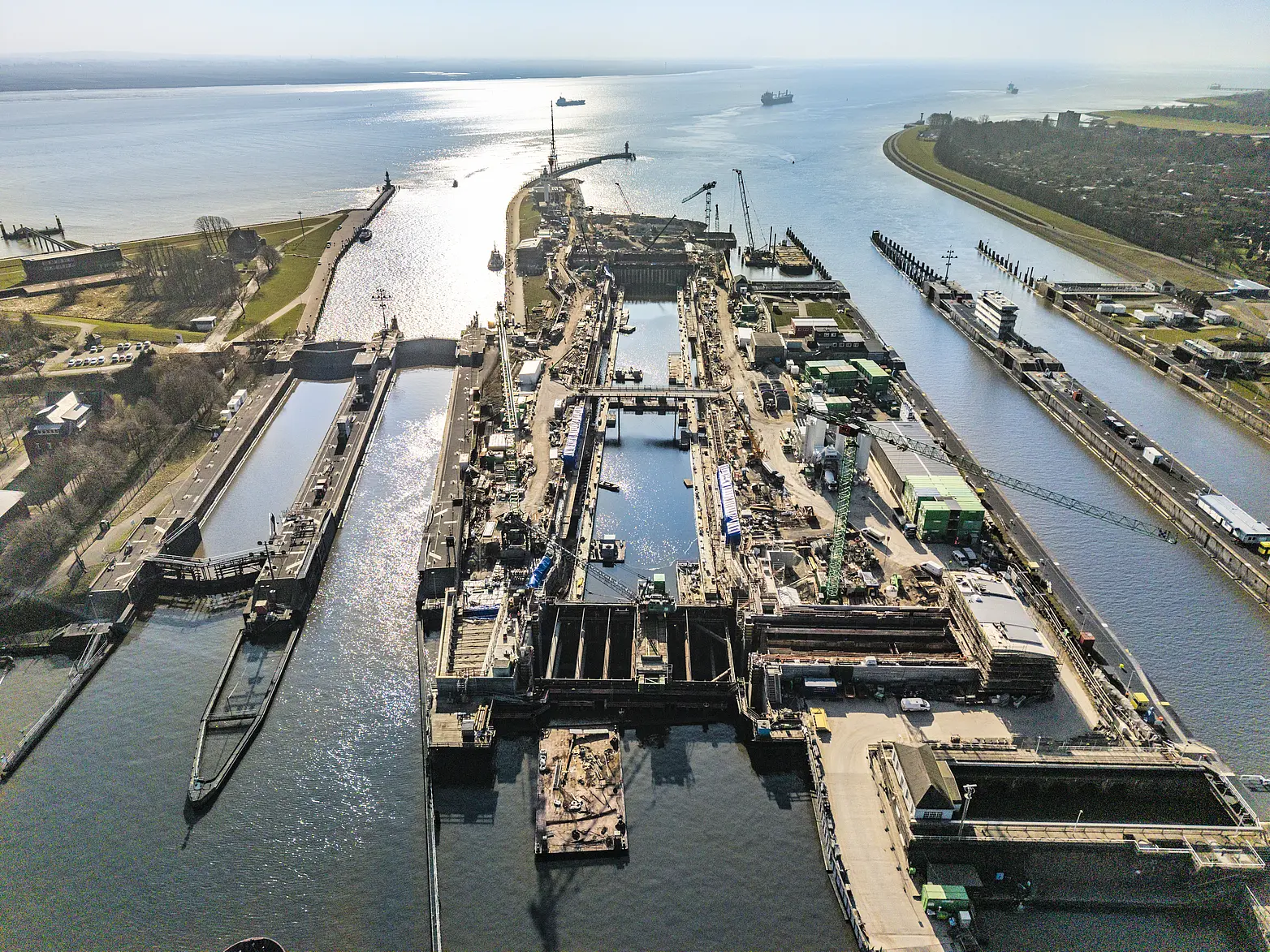 Blick von oben auf die Wasserbaustelle 5. Schleusenkammer Brunsbüttel