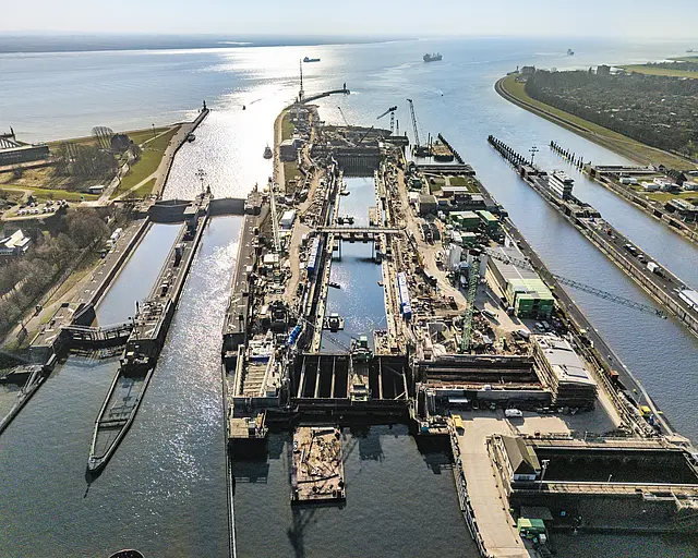 Blick von oben auf die Wasserbaustelle 5. Schleusenkammer Brunsbüttel