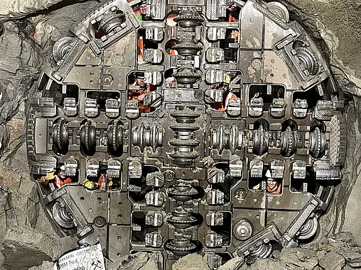 Das Schneidrad einer TBM im Gestein.
