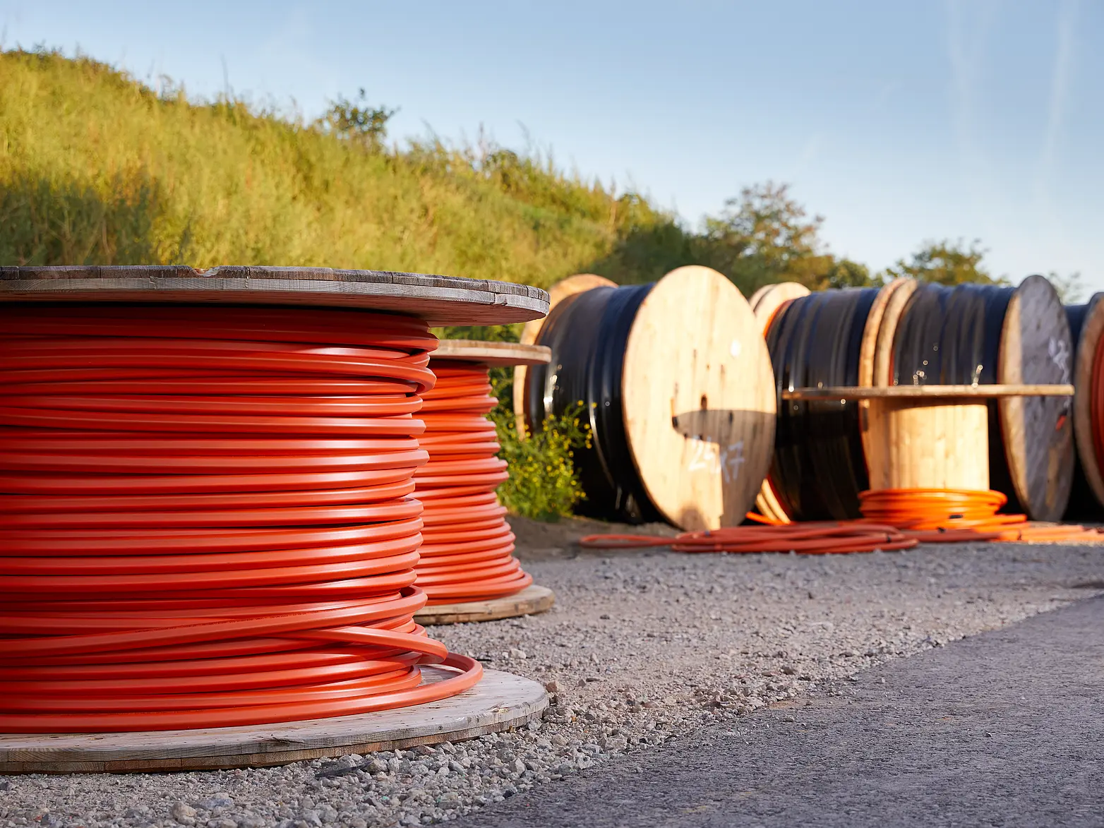 Große Rollen mit roten Kabeln für den Breitbandausbau.