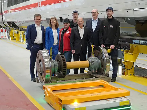 Bundeskanzler und Bahnchef eröffnen Werk.